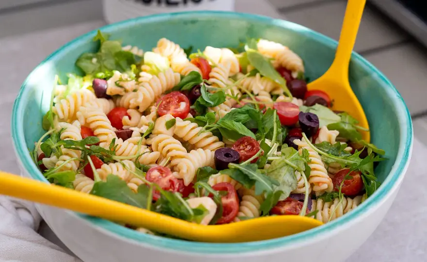 Ensalada de pasta mediterránea que siempre queda jugosa