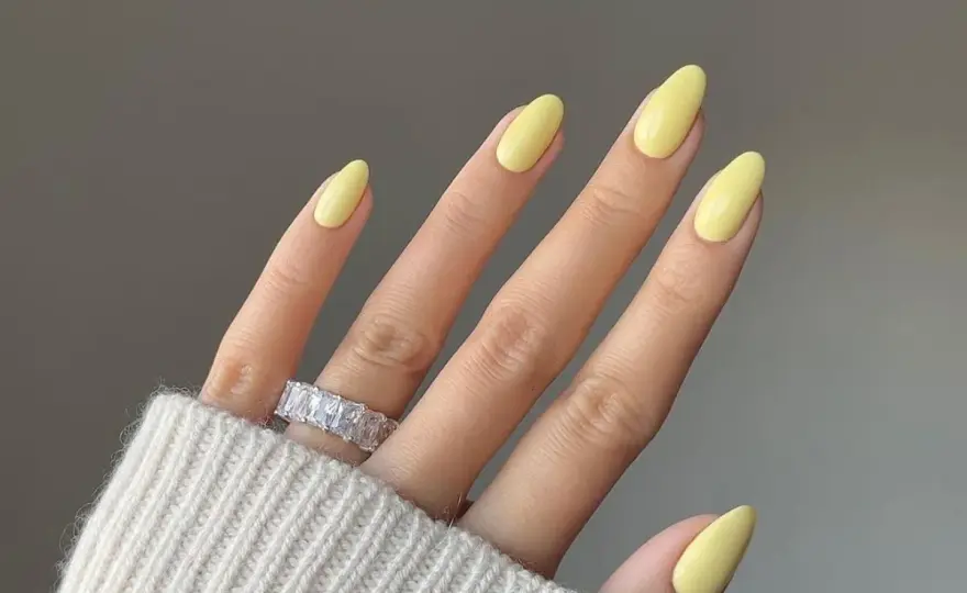 Żółty french - Jak dobrać odcień i nosić ten trend elegancko?