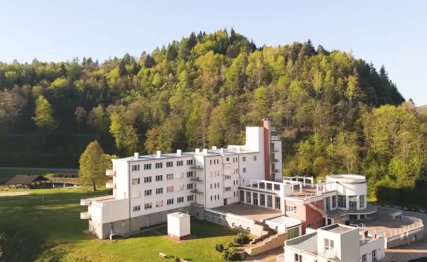 Żegiestów-Zdrój sanatorium: skuteczne leczenie w malowniczej scenerii