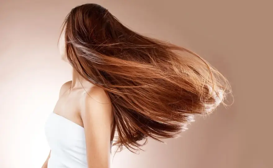 Cuánto crece el pelo de una mujer y qué lo frena