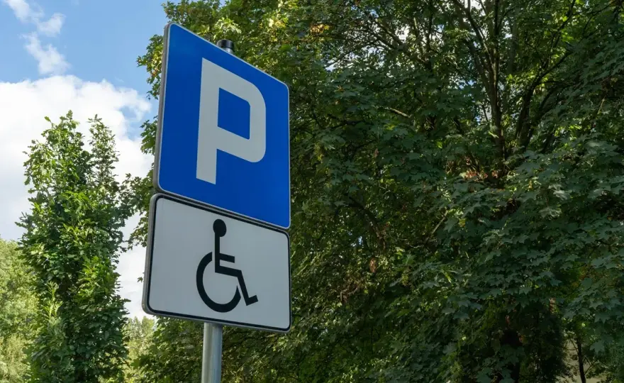 Karta parkingowa - czy ZUS wystarczy? Złóż wniosek bez błędów