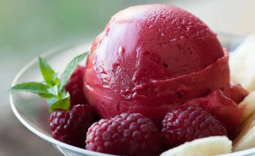 Jak zrobić sorbet malinowy? Aksamitny deser bez maszynki!