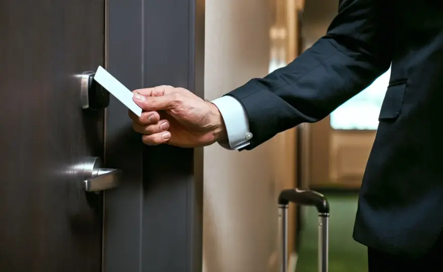 Czy wychodząc z hotelu zostawia się klucz? Sprawdź aktualne zasady