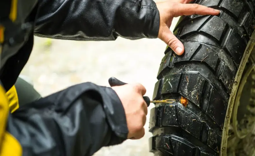 Pinchazo en moto - cuándo repararlo y cuándo cambiar el neumático