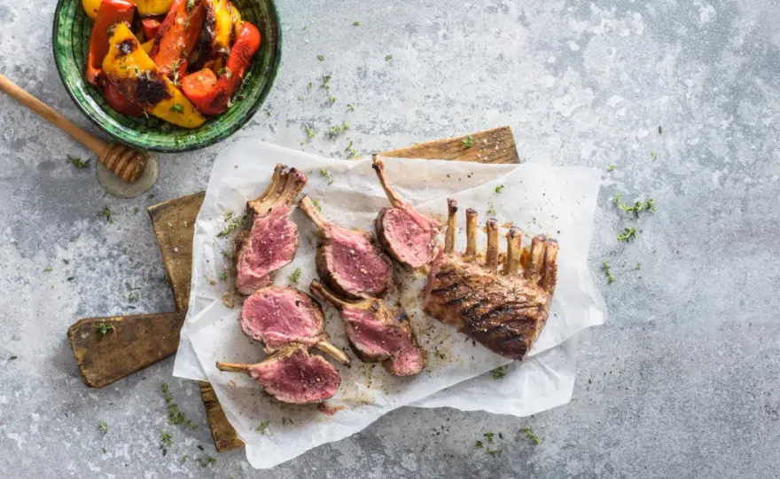 Carré d'agneau au barbecue - La cuisson rosée parfaite