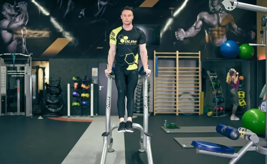 Pompki na poręczach - Klatka czy triceps? Poznaj poprawną technikę