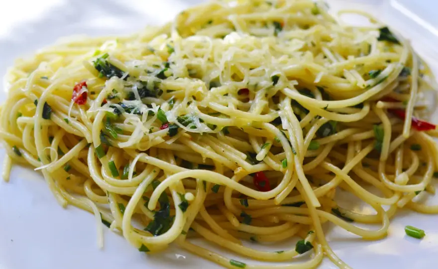 Spaghetti z oliwą i czosnkiem: idealne aglio e olio w 15 minut