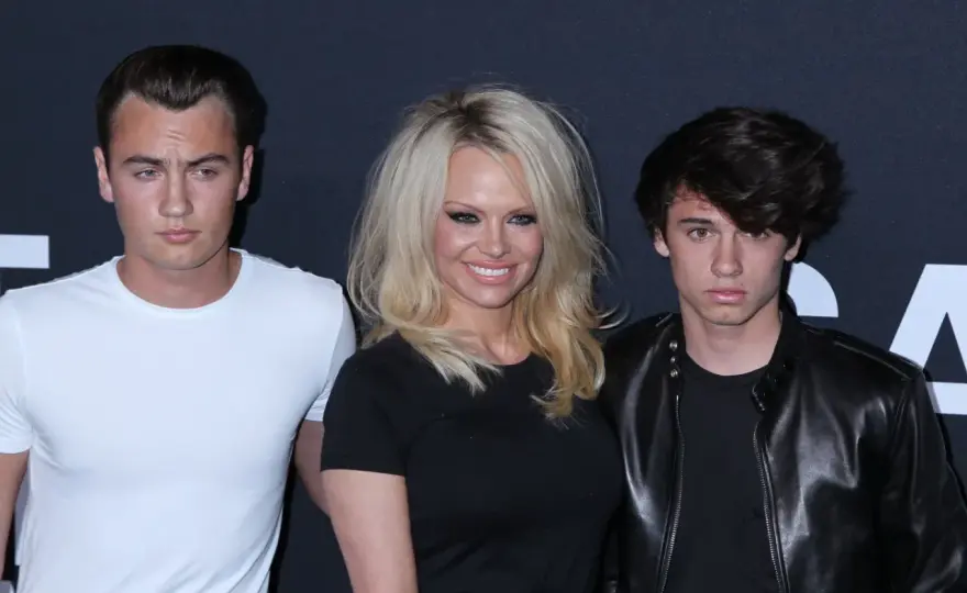Dzieci Pameli Anderson - Kim są i czym zajmują się jej synowie?