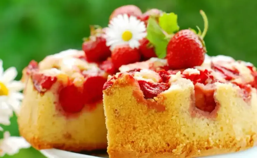 Ciasto z mrożonymi truskawkami - przepis bez zakalca!
