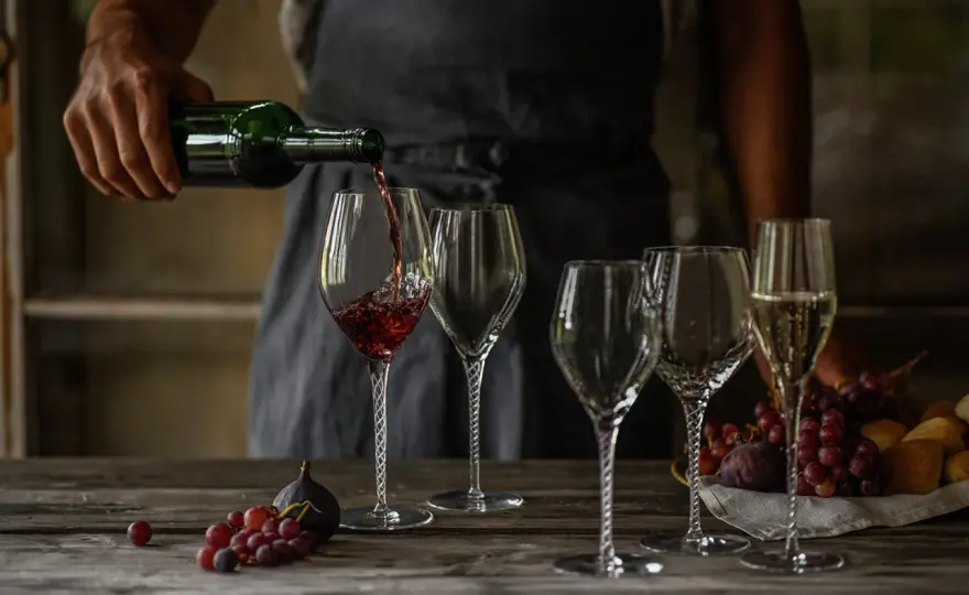 Dekantacja wina: Jak wydobyć pełnię smaku i aromatu?