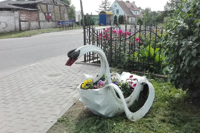 Jak zrobić łabędzia z opony - prosty sposób na piękną dekorację ogrodową