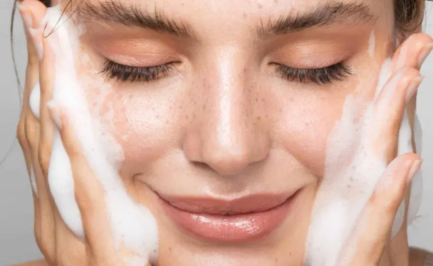 Comment nettoyer son visage sans irriter sa peau ?