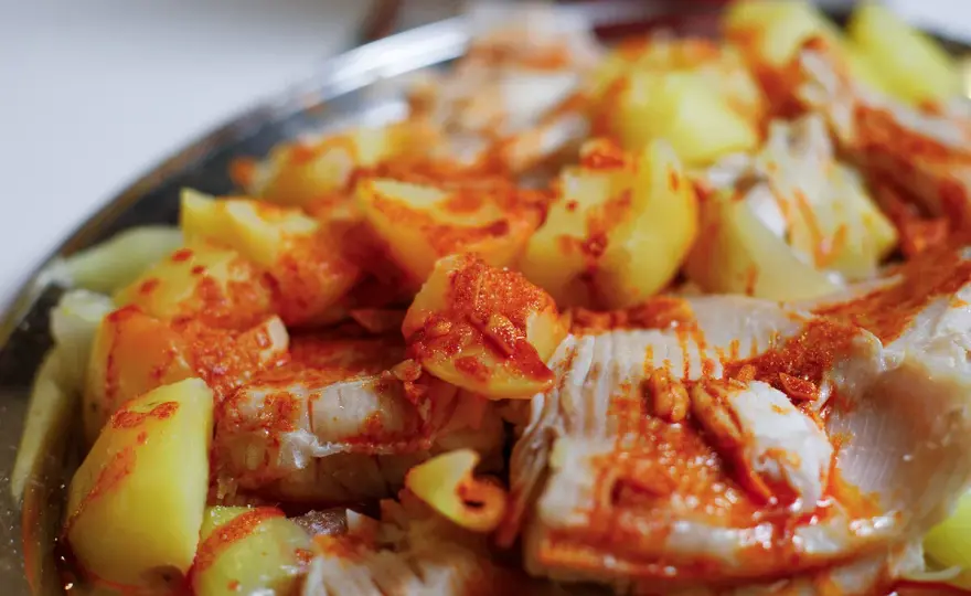 Raya a la gallega con patatas y ajada - receta fácil y jugosa