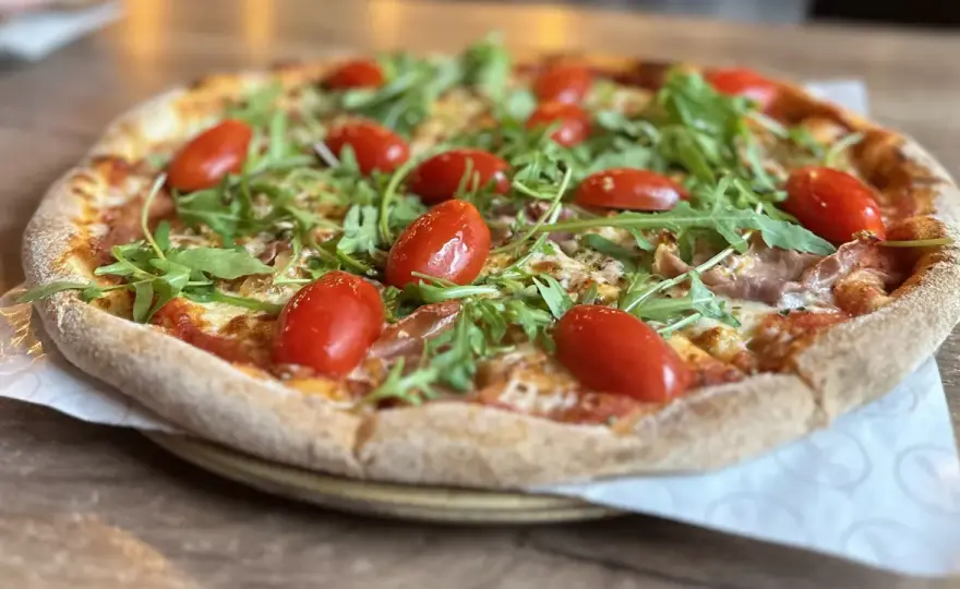Jak powstała pizza? Odkryj fascynującą historię tej potrawy