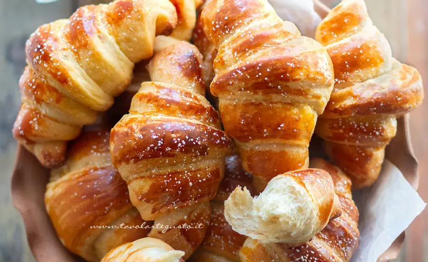 Brioches da pasticceria soffici e profumate da fare a casa
