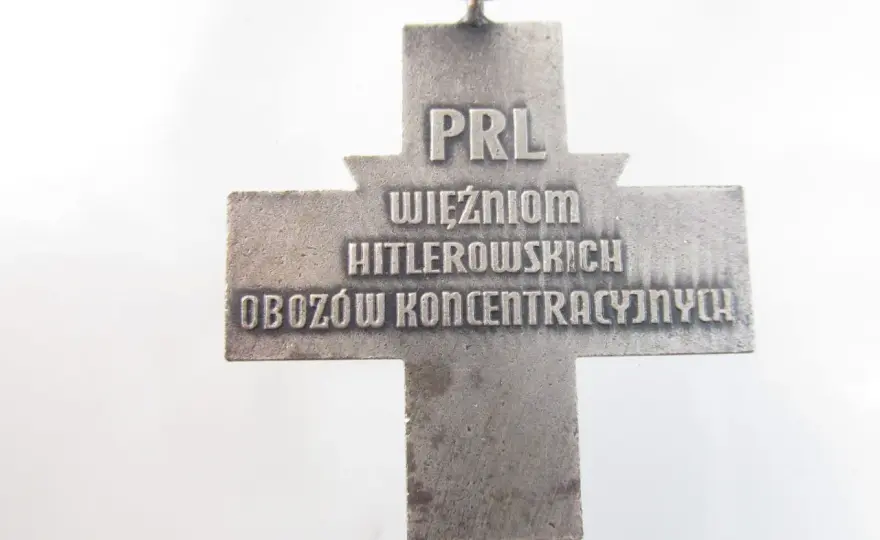 Krzyż Oświęcimski: Jakie jest jego znaczenie? Symbol cierpienia więźniów