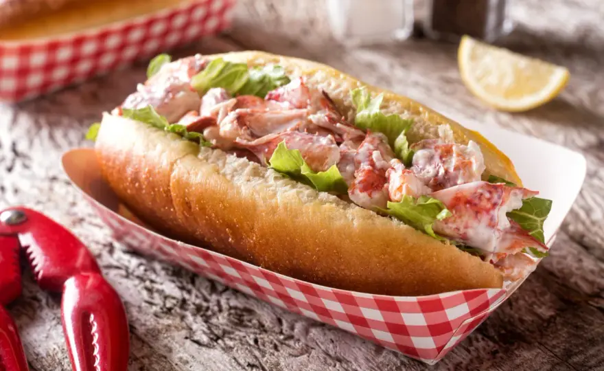 Lobster roll krok po kroku - kanapka z homarem, która robi wrażenie