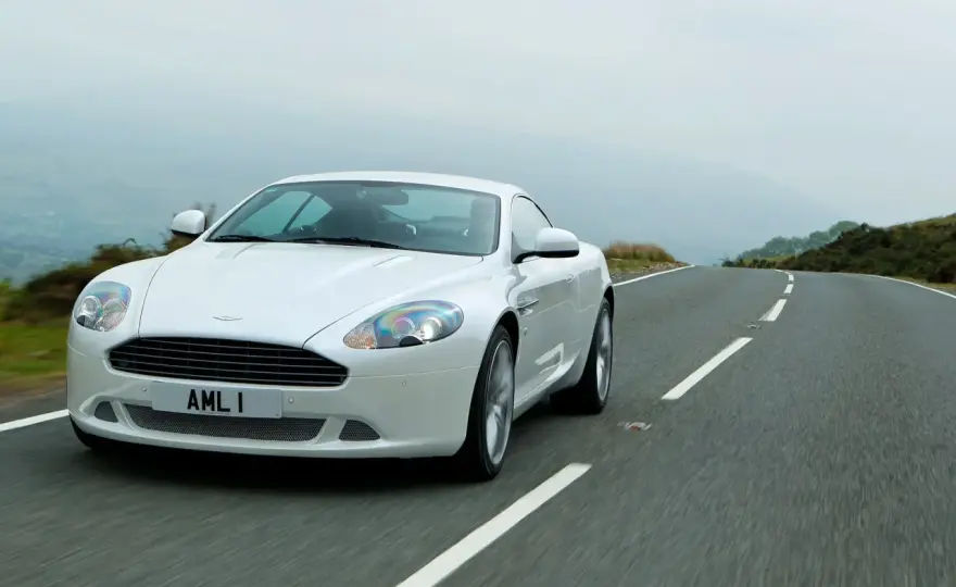 Aston Martin: Cena, akcyza, serwis. Czy stać Cię na marzenie?