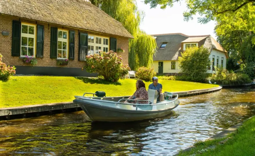 Giethoorn entdecken - Tipps für Boot, Anreise und beste Reisezeit
