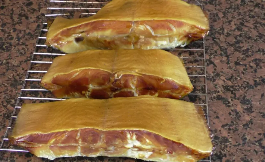 Halibut wędzony: Jak przygotować i podawać wędzoną rybę w prosty sposób