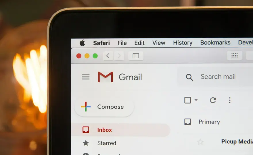 Jak napisać skuteczny e-mail? Wzory, zasady, przykłady