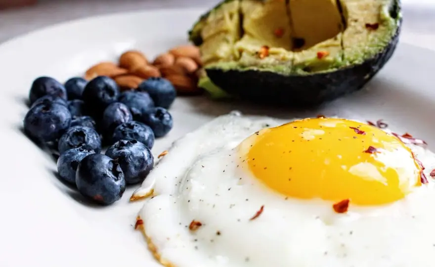 Keto - co jeść, by wejść w ketozę? Twój praktyczny przewodnik