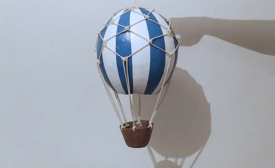 Manualidad de globo aerostático con cesta paso a paso