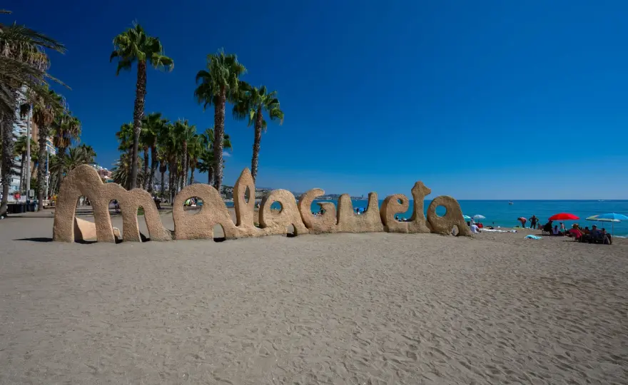 Malaga ma dostęp do morza? Odkryj plaże i port!