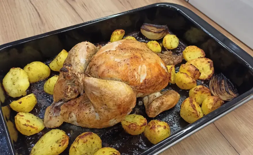 Ile piec kurczaka 2 kg, aby był soczysty i idealnie upieczony