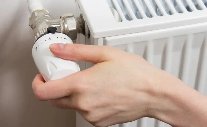 Jak zamontować głowicę termostatyczną? Poradnik DIY i oszczędność