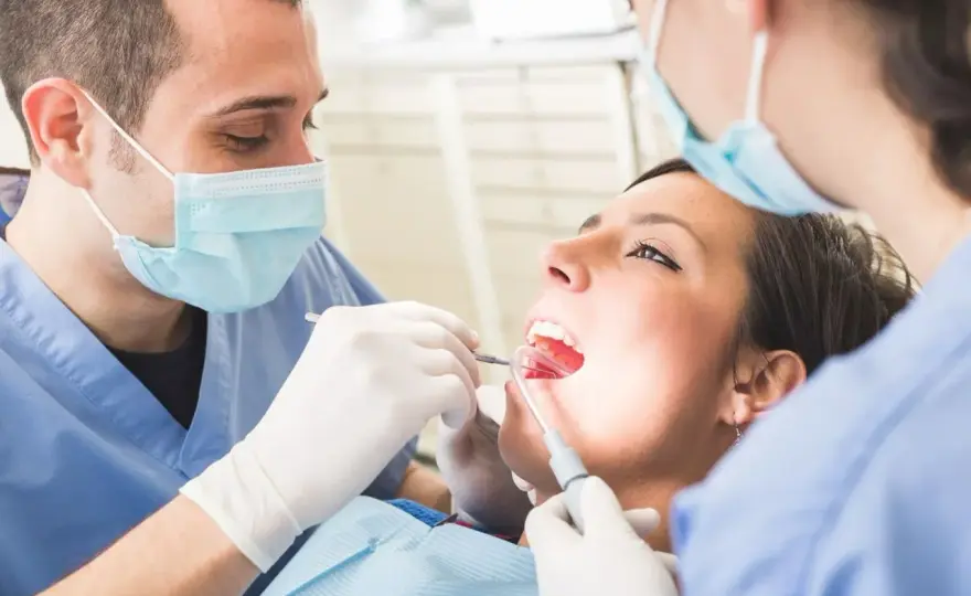 Czy dentysta widzi że ktoś pali? Oto co może zauważyć w jamie ustnej