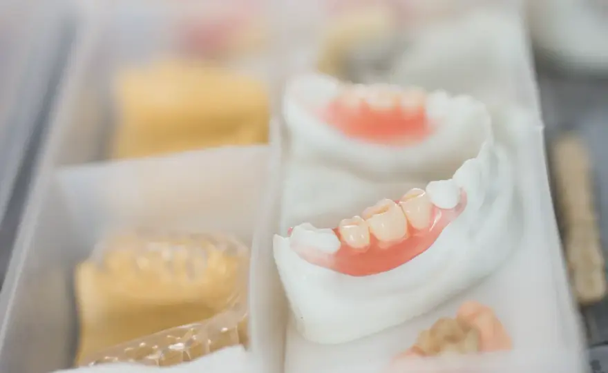 Protesi inferiore instabile? Soluzioni e consigli utili