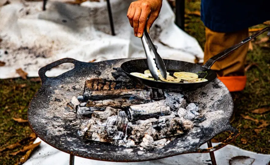 Cuisson au feu de bois - Maîtrisez les braises comme un pro