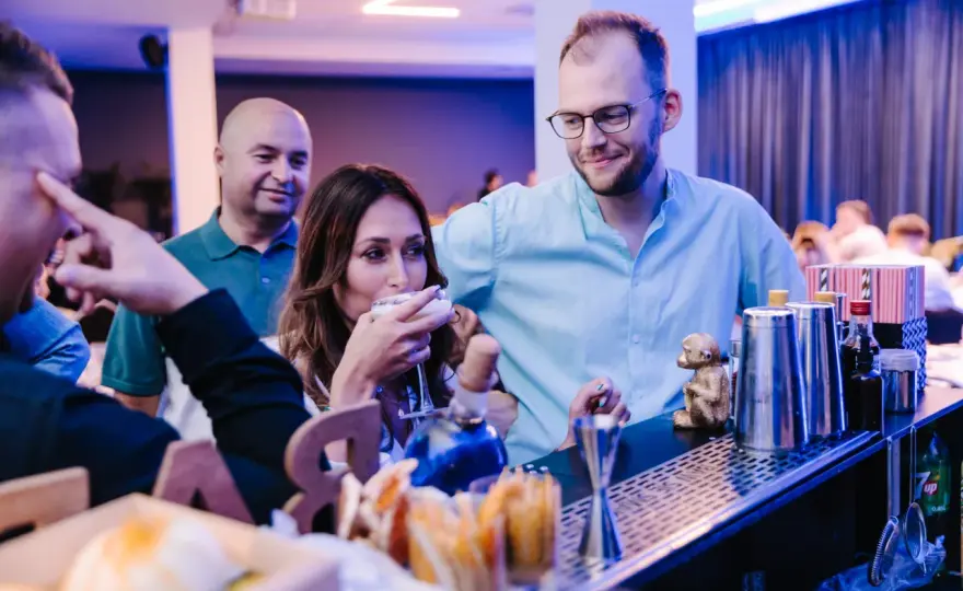 Jak stworzyć kreatywne menu drinków w barze, które zachwyci gości