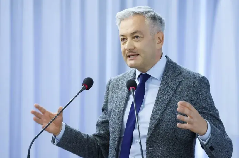 Ile lat ma Robert Biedroń? Wiek i kluczowe etapy kariery.