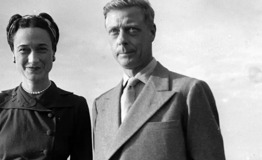 Abdykacja: Co oznacza? Różnice, historia i motywy