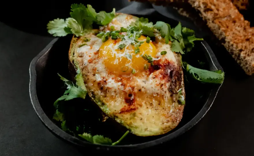 Avocat œuf au four - la cuisson juste, sans faux pas