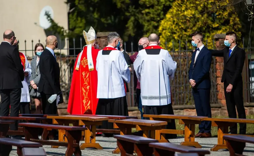 Ile pieniędzy daje się na bierzmowanie? Oto standardowe kwoty i zwyczaje