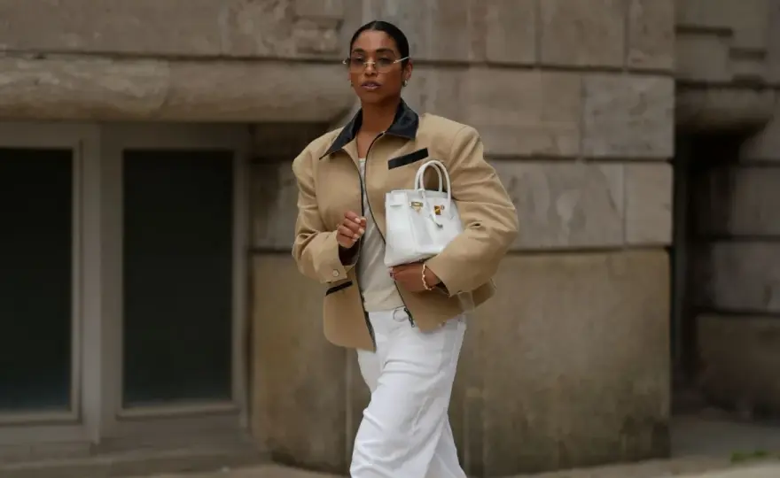 ¿Cómo combinar tu pantalón blanco urbano? Estilo todo el año