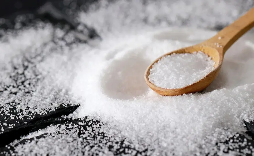 Prendre avec un grain de sel - Vrai sens et équivalents français