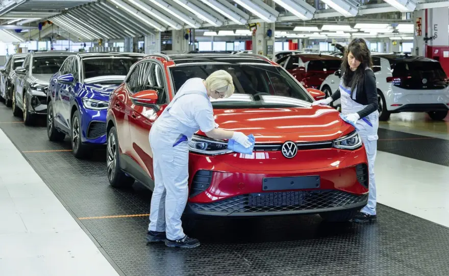 Volkswagen zmienia strategię – czy zmniejsza produkcję samochodów elektrycznych?