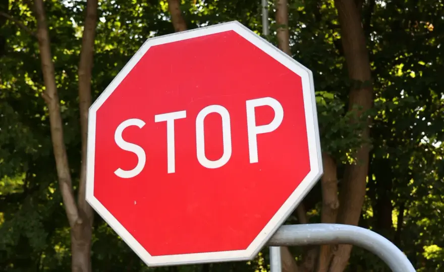 Znak STOP - Gdzie dokładnie stanąć i jak uniknąć 8 punktów?