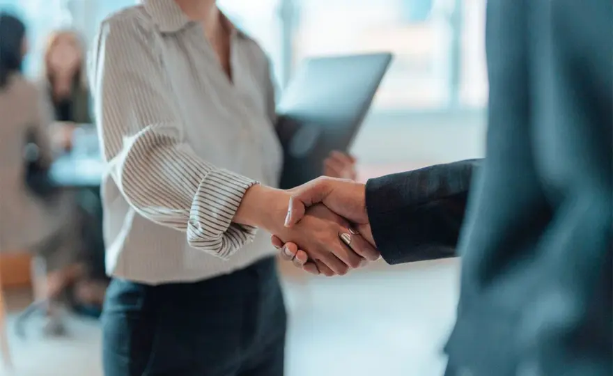 Stretta di mano e attrazione - Cosa comunica davvero?