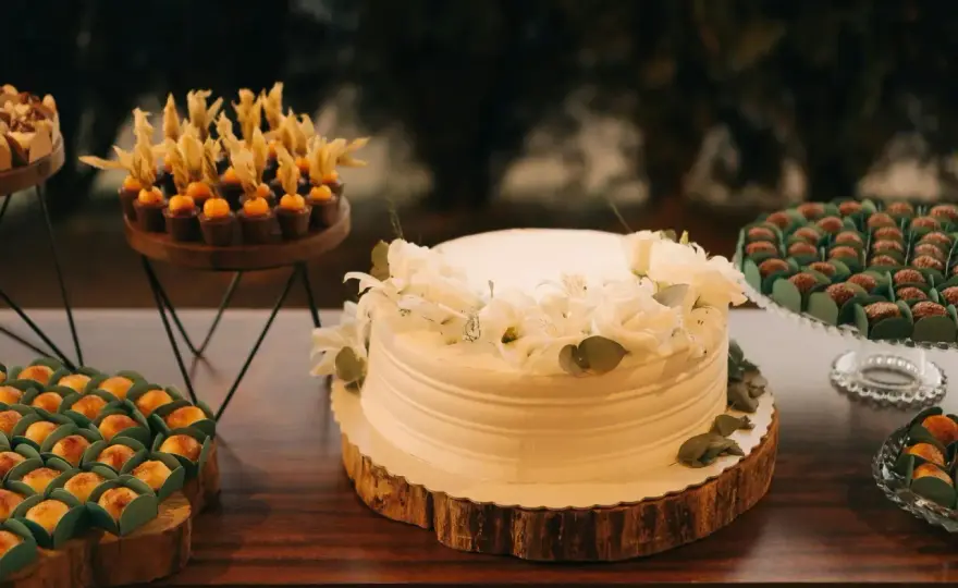 Kwiaty na tort komunijny - Jak wybrać idealne i bezpieczne?