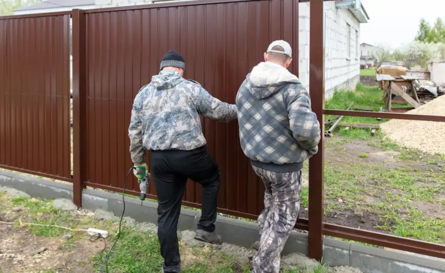 Płot na granicy działki - Jak uniknąć sporu z sąsiadem?