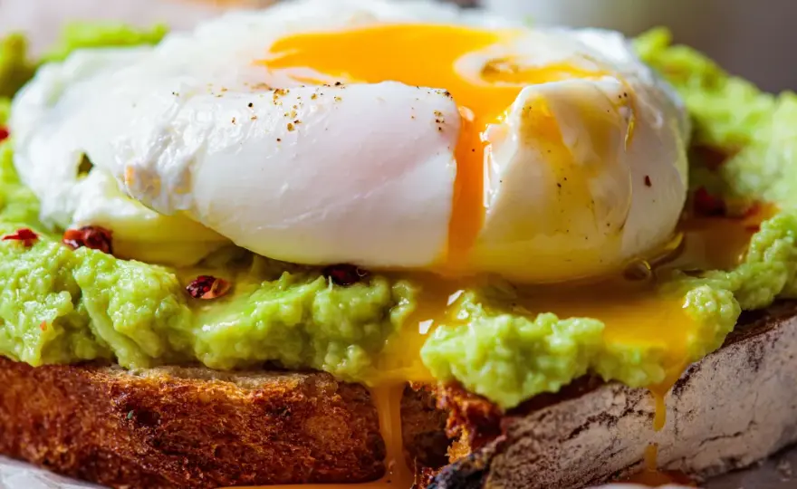 Avocado toast à l'œuf - recette simple et équilibrée