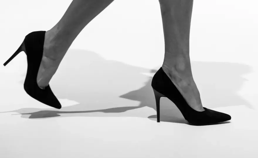 Czarne buty we śnie - Co oznaczają i kiedy są ostrzeżeniem?
