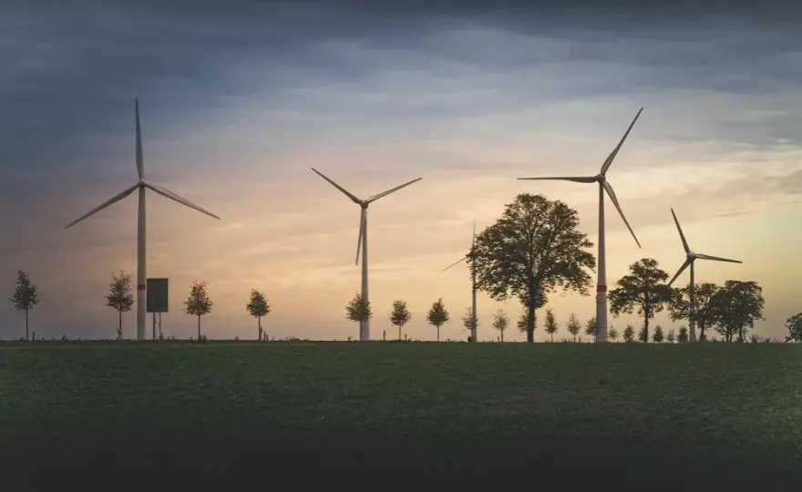 Ile prądu wytwarza turbina wiatrowa? Zaskakujące wyniki i czynniki wpływające
