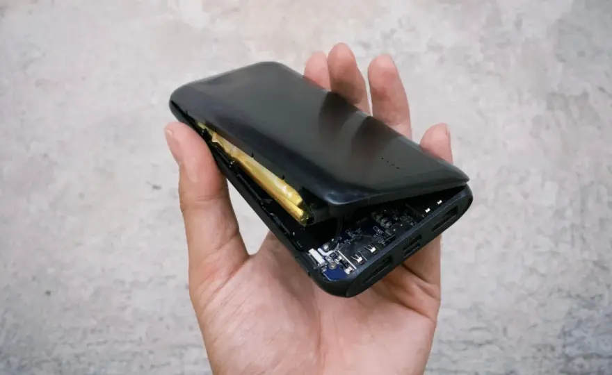 Spuchnięta bateria w telefonie - Co robić i czego unikać?