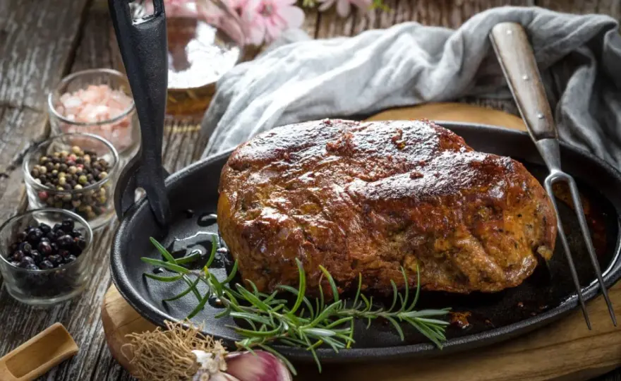 Soczysta karkówka z piekarnika: sekretna marynata i pieczenie